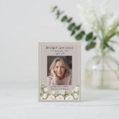 Weiße Rosen Gedenkfotos auf taupefarbenem Gebetska Visitenkarte (Stehend Vorderseite)