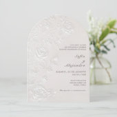 Weiße Rosen Hochzeitstag mit QR-Code Einladung (Stehend Vorderseite)