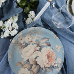 Weiße Rosen im rustikal-blauen Hintergrund Pappteller<br><div class="desc">Weiße Rosen und Wildblumen in rustikalem Blau.</div>