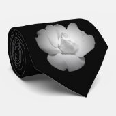 Weiße Rosen-Knospe auf schwarzer Krawatte (Gerollt)