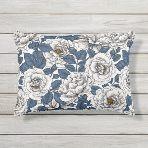 Weiße Rosen mit blauen Blätter auf Weiß Kissen Für Draußen