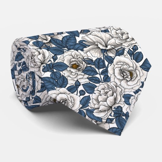 Weiße Rosen mit blauen Blätter auf Weiß Krawatte (Gerollt)
