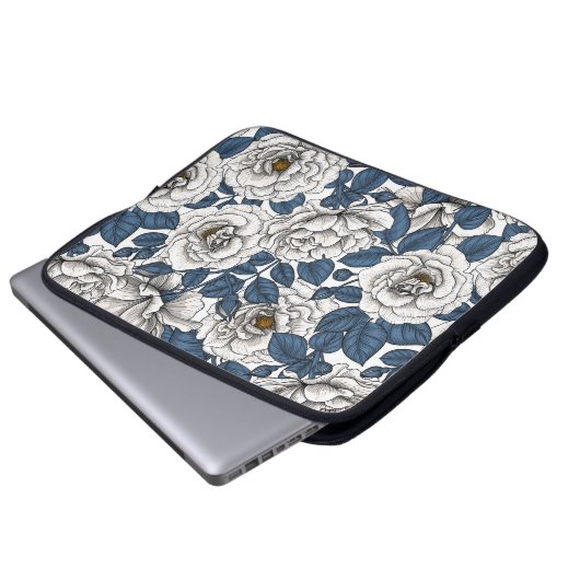 Weiße Rosen mit blauen Blätter auf Weiß Laptopschutzhülle (Vorne Knopf)