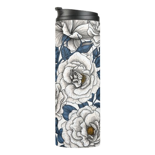 Weiße Rosen mit blauen Blätter auf Weiß Thermosbecher (Nach rechts gedreht)