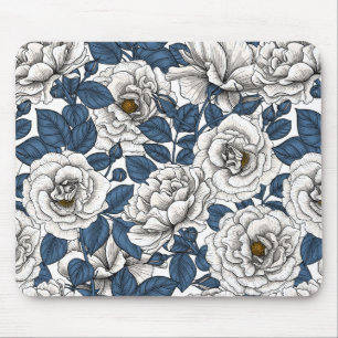 Weiße Rosen mit blauen Blättern auf Weiß Mousepad