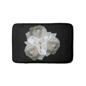 Weiße Rosen mit Raindrops Bouquet Badematte (Vorderseite)