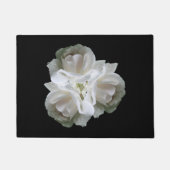 Weiße Rosen mit Raindrops Bouquet Fußmatte (Vorderseite)
