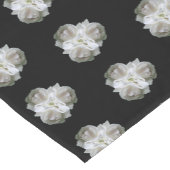 Weiße Rosen mit Raindrops Bouquet Kurzer Tischläufer (Ecke)