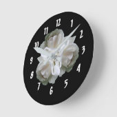 Weiße Rosen mit Raindrops Bouquet Runde Wanduhr (Winkel)