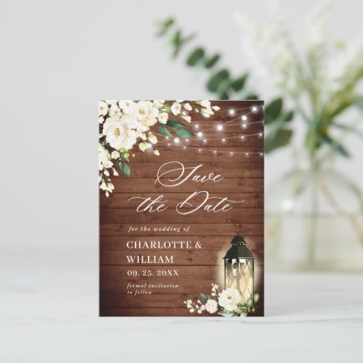 Weiße Rosen Rustikale Holzhochzeit retten das Datu Postkarte (Stehend Vorderseite)