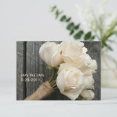 Weiße Rosen und Barnwood-Hochzeit retten das Datum Save The Date (Stehend Vorderseite)