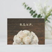 Weiße Rosen und Barnwood Rustic Wedding RSVP Karte (Stehend Vorderseite)