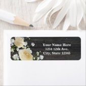 Weiße Rosen und Gipskraut auf Holz Brautparty (Insitu)