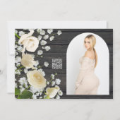 Weiße Rosen und Gipskraut auf Holz Brautparty Einladung (Rückseite)