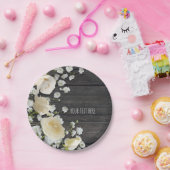 Weiße Rosen und Gipskraut auf Holz Brautparty Pappteller (Party)