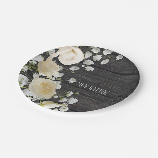Weiße Rosen und Gipskraut auf Holz Brautparty Pappteller (Schrägansicht)