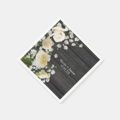 Weiße Rosen und Gipskraut auf Holz Brautparty Serviette (Ecke)