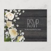 Weiße Rosen und Gipskraut auf Holz-UAWG Einladungspostkarte (Vorderseite)