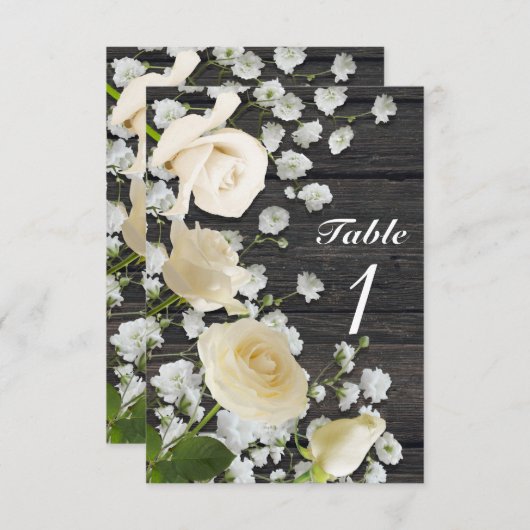 Weiße Rosen und Gipskraut auf Tischnummer aus Holz (Vorne/Hinten)