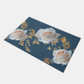 Weiße Rosen und goldene Blätter auf blauem Hinterg Fußmatte (Schrägansicht)