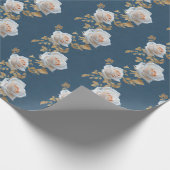 Weiße Rosen und goldene Blätter auf blauem Hinterg Geschenkpapier (Ecke)