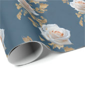 Weiße Rosen und goldene Blätter auf blauem Hinterg Geschenkpapier (Rolleneckpunkt)