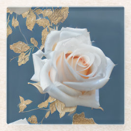 Weiße Rosen und goldene Blätter auf blauem Hinterg Glasuntersetzer