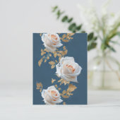 Weiße Rosen und goldene Blätter auf blauem Hinterg Postkarte (Stehend Vorderseite)