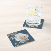 Weiße Rosen und goldene Blätter auf blauem Hinterg Rechteckiger Pappuntersetzer (Vor Ort)