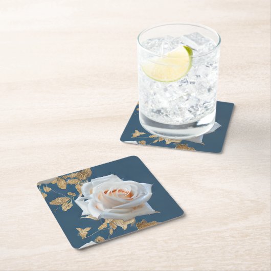 Weiße Rosen und goldene Blätter auf blauem Hinterg Rechteckiger Pappuntersetzer (Vor Ort)