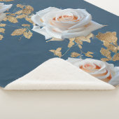 Weiße Rosen und goldene Blätter auf blauem Hinterg Sherpadecke (3/4)