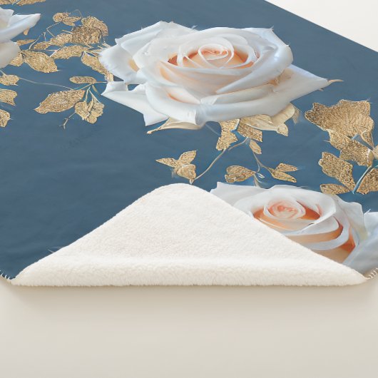 Weiße Rosen und goldene Blätter auf blauem Hinterg Sherpadecke (3/4)