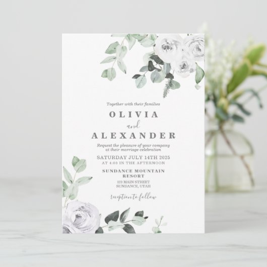 Weiße Rosen und Grünpflanzen Hochzeit Einladung (Stehend Vorderseite)