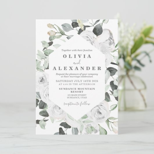 Weiße Rosen und Grünpflanzen Hochzeit Einladung (Stehend Vorderseite)