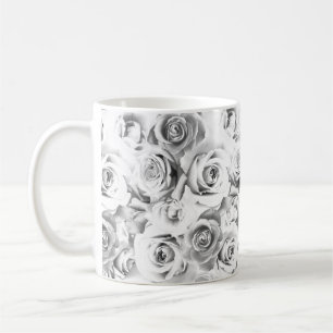 Weiße Rosen Wiederholung eines Blumenmusters Kaffeetasse