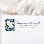 Weiße Rosenblüte auf der Rücksendeadresse der Mari (Insitu)