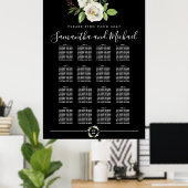 Weiße Rosenblüte auf schwarzen 16-Tisch-Sitzplaket Poster (Heimbüro)
