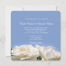 weiße Rosenblüten auf blauer Hochzeitseinladung