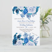 Weiße Rosenblüten auf Cryspy White Einladung (Stehend Vorderseite)