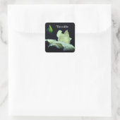 Weiße Rosenknospe nach dem Regen personalisiert Quadratischer Aufkleber (Tasche)