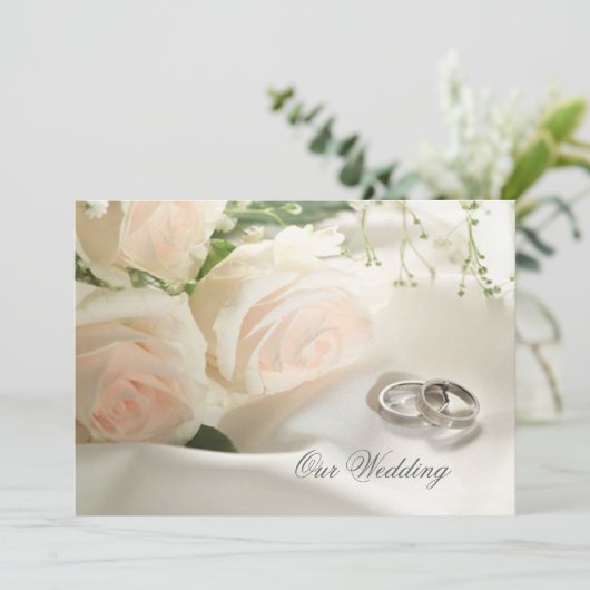 Weiße SahneRosen und Ringe, die Einladung Wedding (Stehend Vorderseite)
