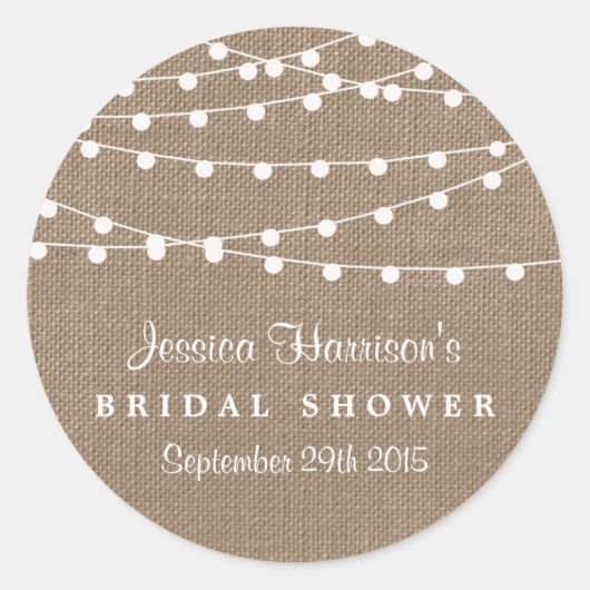 Weiße Saitenleuchten auf rustikalem Brautparty Runder Aufkleber (Vorderseite)