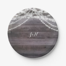 Weiße Saitenleuchten und rustikales Holz