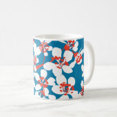 Weiße Sakura, klassisch blaues Hintergrundmuster. Kaffeetasse (VorderseiteRechts)
