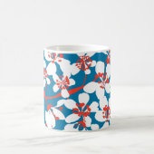 Weiße Sakura, klassisch blaues Hintergrundmuster. Kaffeetasse (Mittel)
