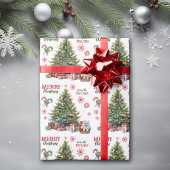 Weiße samtige Welpe unter dem Weihnachtsbaum Geschenkpapier