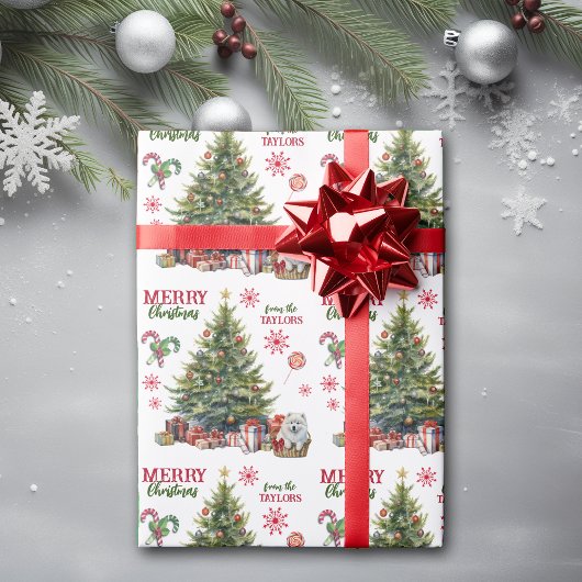 Weiße samtige Welpe unter dem Weihnachtsbaum Geschenkpapier