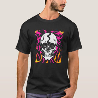 Weiße Schädel mit rosa und orangefarbenen Flammen  T-Shirt