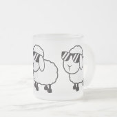 Weiße Schafe im Sonnenbrille-Cartoon Mattglastasse (VorderseiteRechts)
