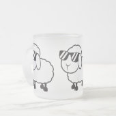 Weiße Schafe im Sonnenbrille-Cartoon Mattglastasse (Vorderseite Links)